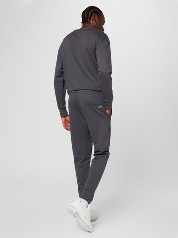 Tapered Pantaloni sportivi di BIDI BADU in grigio