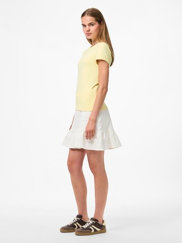 PIECES - Camiseta 'FYLLA' en amarillo