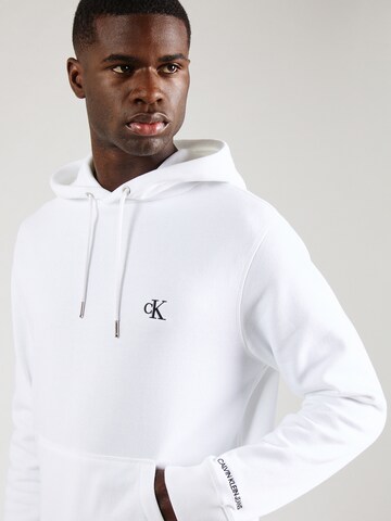 Calvin Klein Jeans - Regular Fit Sweatshirt 'Essential' em branco