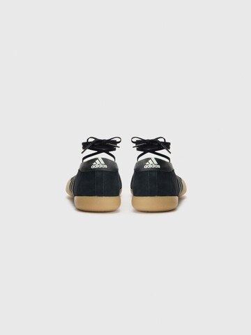 ADIDAS ORIGINALS - Bailarinas con hebilla 'TAEKWONDO MEI' en negro