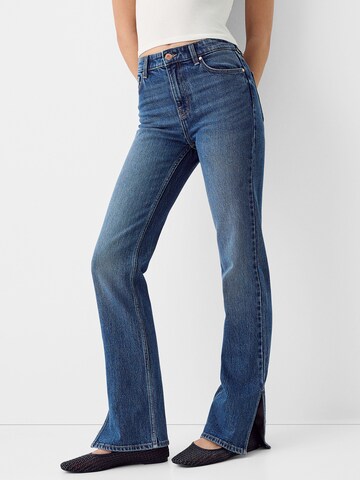 Bershka Regular Jeans in Blauw: voorkant