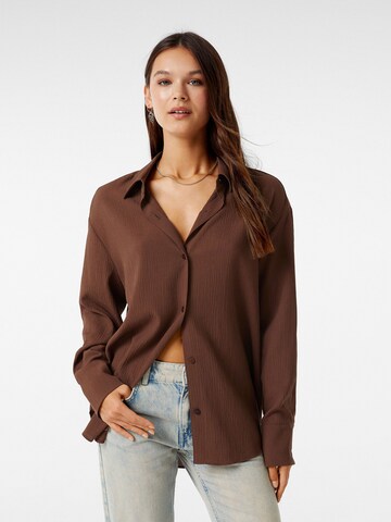 Bershka Blouse in Bruin: voorkant