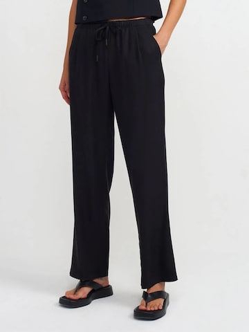 Dilvin Pants in Black: front