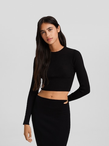 Pulover de la Bershka pe negru: față