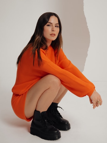 A LOT LESS Regular Shorts 'Elena' in Orange