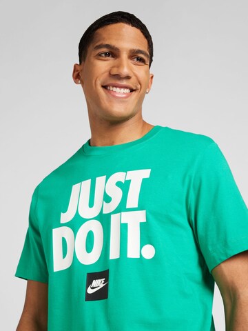 Tricou de la Nike Sportswear pe verde