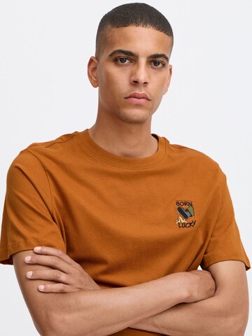 BLEND - Camiseta en marrón