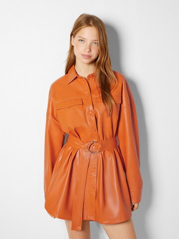 Robe-chemise Bershka en marron : devant