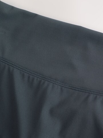 self. Skinny Shorts in Blau