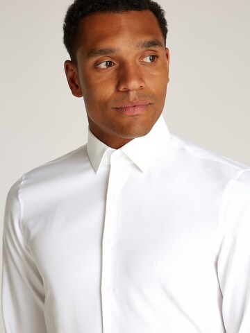 Coupe regular Chemise Calvin Klein en blanc