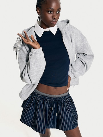 Bershka Sweatjacke in Grau: Vorderseite