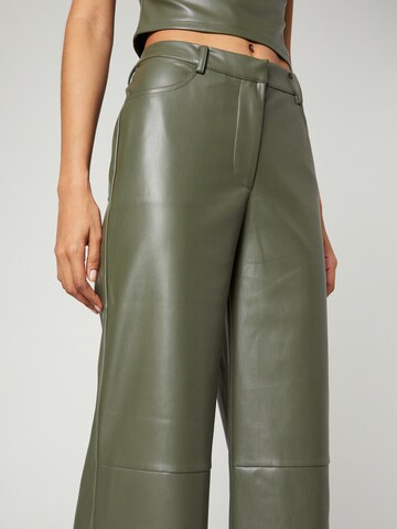 Wide leg Pantaloni 'Jo' di LENI KLUM x ABOUT YOU in verde