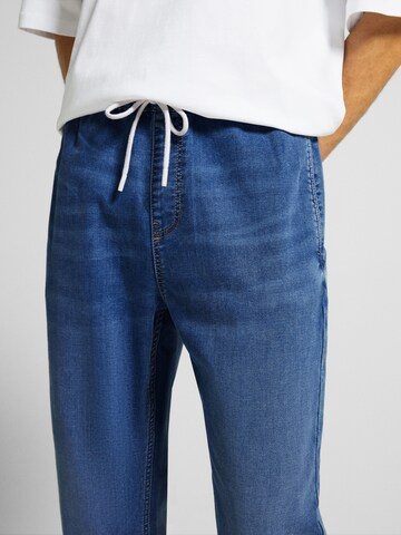 Bershka Tapered Jeans in Blue