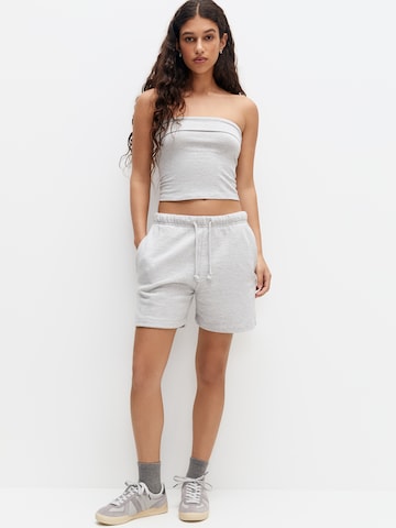 Pull&Bear Regular Shorts in Grau