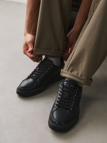Next Sneaker in Schwarz