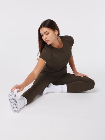 YO-GAYA Sporttop 'Short Sleeve Top' in Bruin