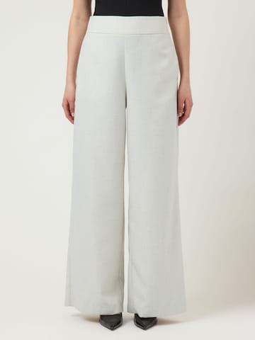 YAS - Pierna ancha Pantalón en blanco: frente