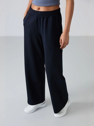 Tommy Life Pants in Black: front