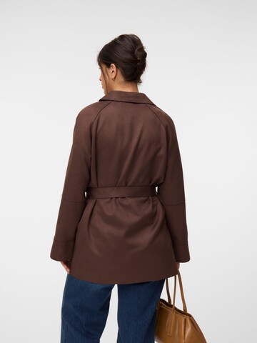 Vero Moda Curve - Chaqueta de entretiempo en marrón