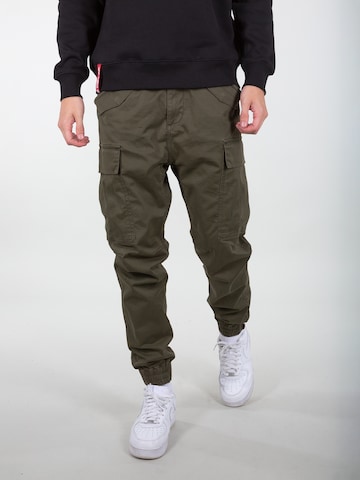 ALPHA INDUSTRIES Tapered Cargobroek 'Airman' in Groen: voorkant