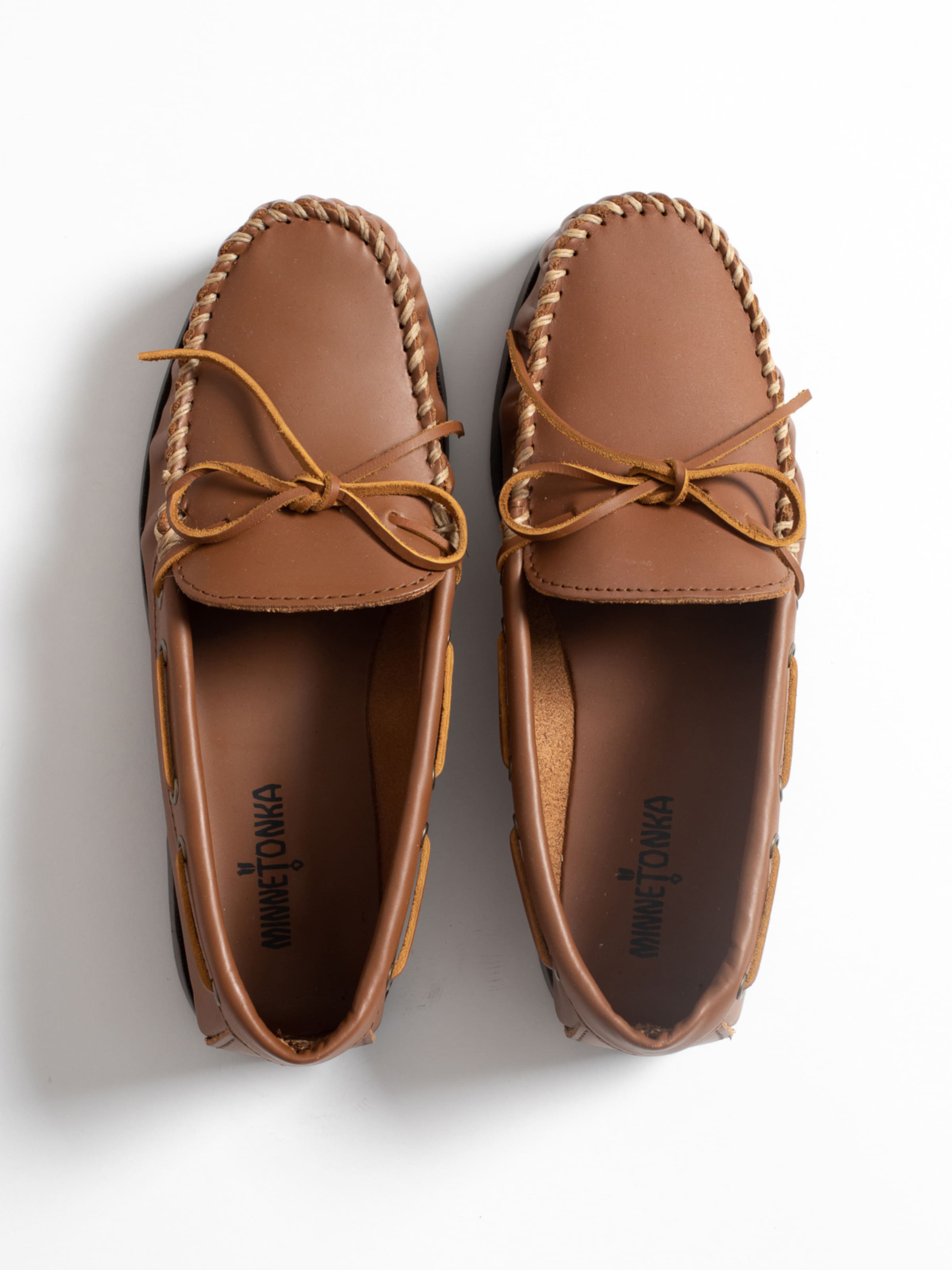 Mocassino 'Camp Moc' di Minnetonka in marrone