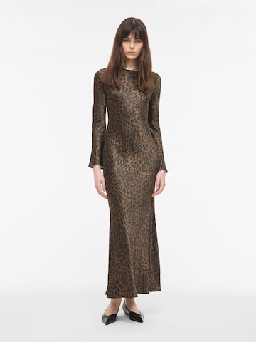 ROUGE EDIT - Vestido en marrón: frente