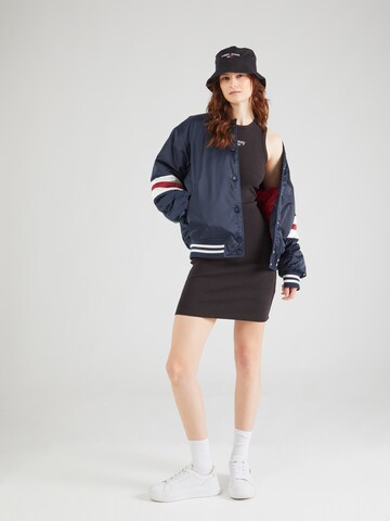 Tommy Jeans Kleid 'ESS' in Schwarz