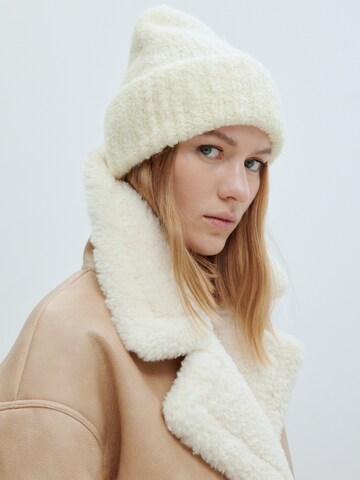 EDITED Beanie 'Georgie' in White: front