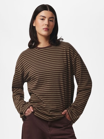T-shirt 'PCSadie' PIECES en marron : devant