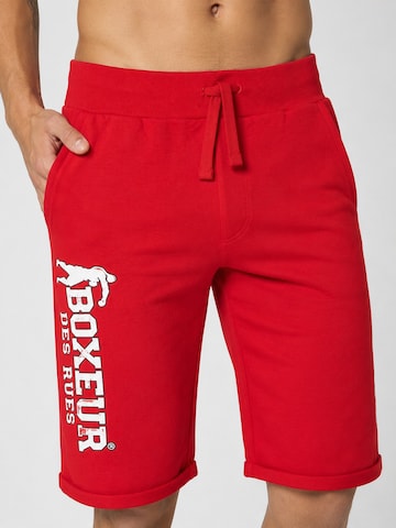 Boxeur des Rues - regular Pantalón deportivo 'Herren Bermudashorts aus Baumwolle Boxeur des Rues, Rot, Weißes vertikales Logo' en rojo