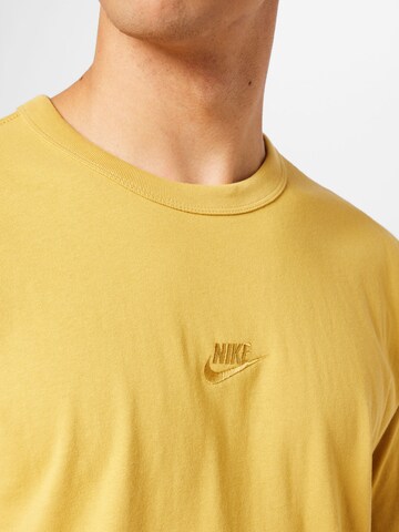 Nike Sportswear Μπλουζάκι 'Premium Essentials' σε κίτρινο