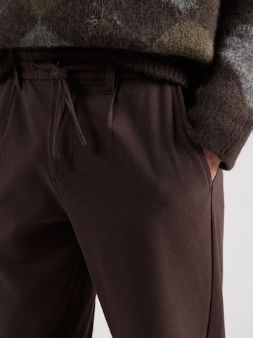 Lindbergh Normální Chino kalhoty – hnědá