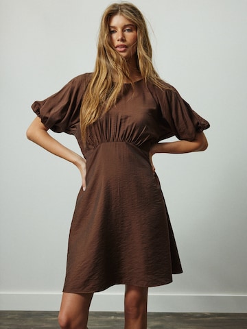 Next - Vestido en marrón: frente