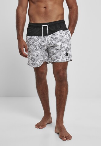 Shorts de bain Urban Classics en blanc : devant