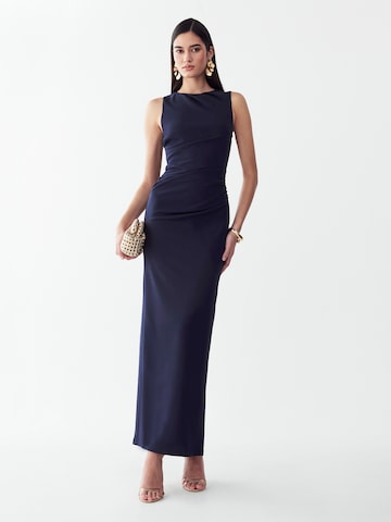 Rochie de la BWLDR pe albastru: față