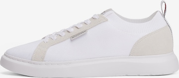 Baskets basses TOMMY HILFIGER en blanc : devant
