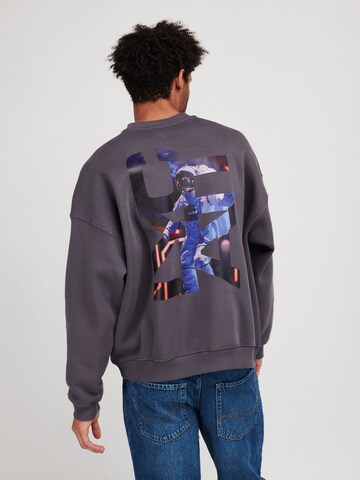 LYCATI exclusive for ABOUT YOU Sweatshirt 'Dark Astronaut' i grå: forside