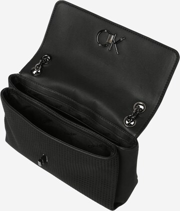 Calvin Klein Skuldertaske 'Re-Lock' i sort