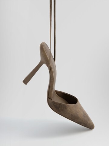 Bershka Дамски обувки на ток с отворена пета в кафяво