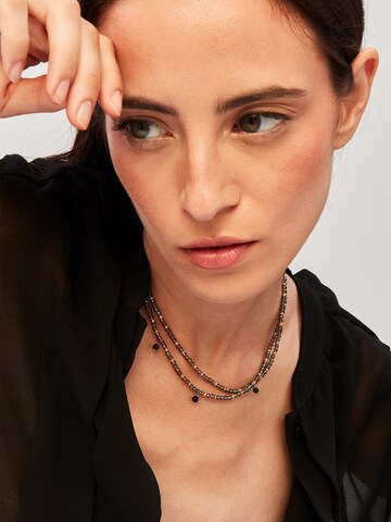 Collana di Breil in grigio: frontale