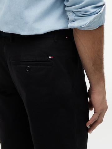 TOMMY HILFIGER Normalny krój Spodnie 'DENTON ESS' w kolorze czarny