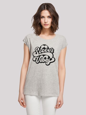 F4NT4STIC Shirt 'Soccer Vibes Typography Sporty Graphic' in Grijs: voorkant