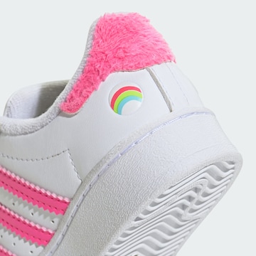 ADIDAS ORIGINALS - Zapatillas deportivas 'Care Bears Superstar' en blanco