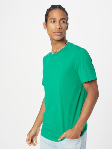 ARMEDANGELS Regular fit T-shirt 'James' i grön: framsida