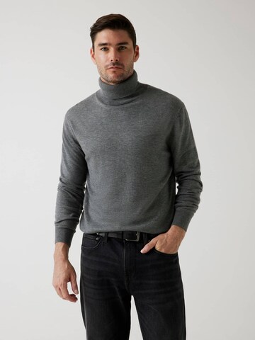 GUESS Sweater in Grey: front