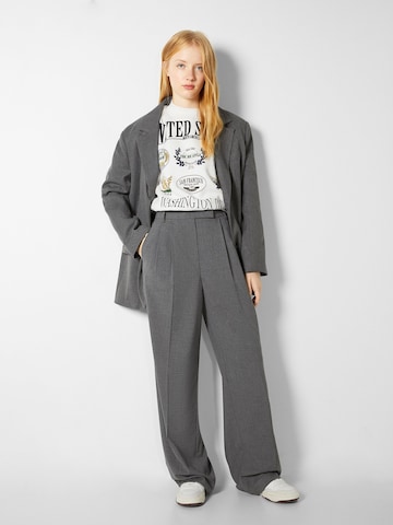 Bershka Regular Pleat-front trousers in Grey