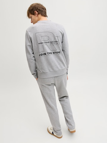 JJ Rebel - Sweatshirt 'JREBZAKI' em cinzento