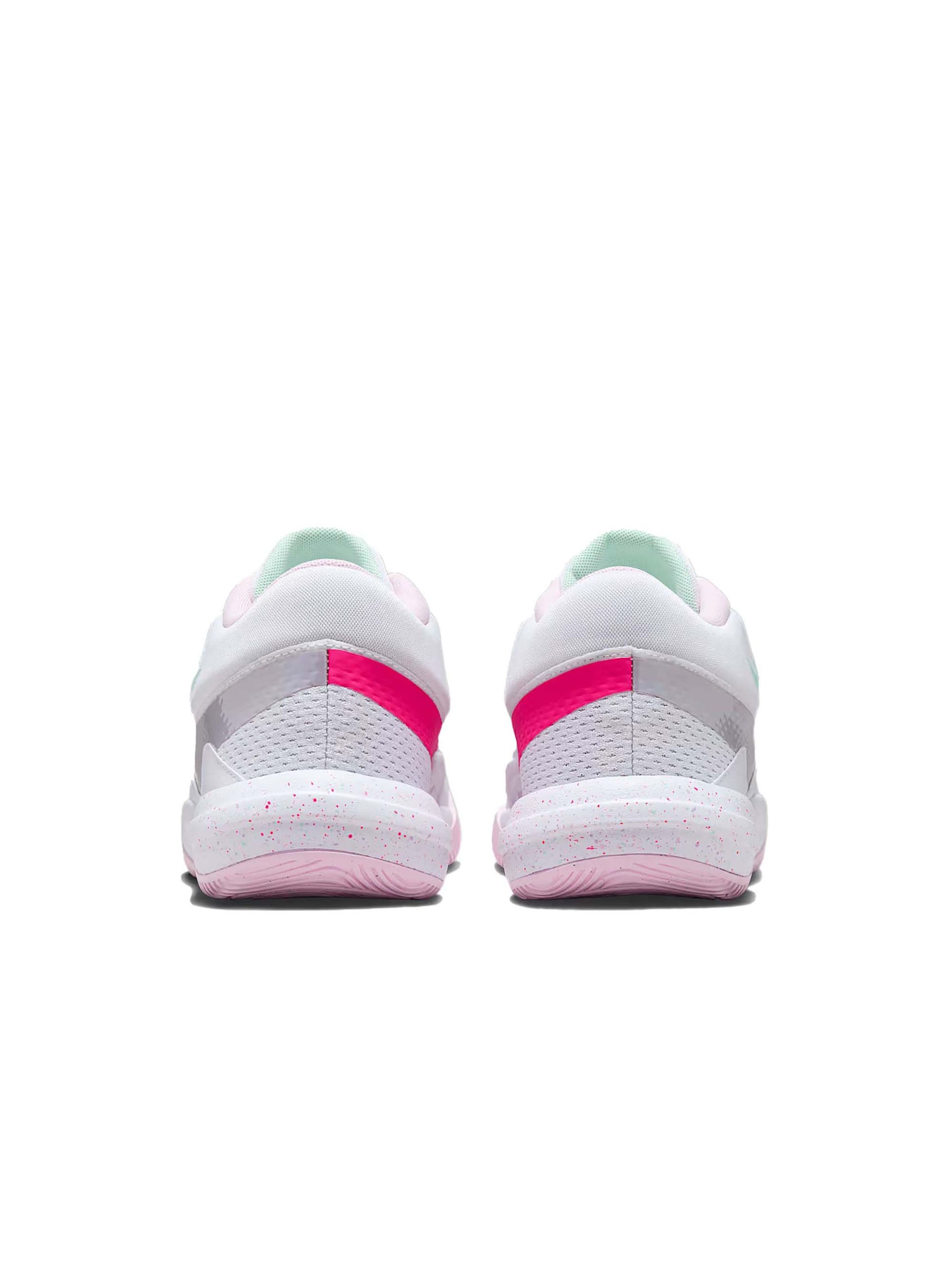 NIKE Sports shoe in White