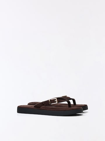 Flip-flops de la Bershka pe maro