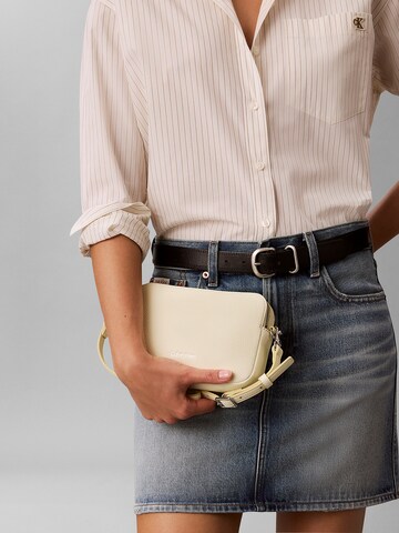Calvin Klein Regular Schultertasche in Beige: Vorderseite